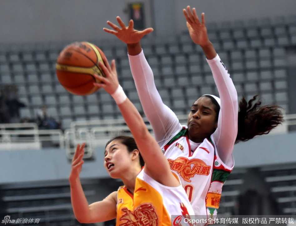 女篮烽火照边城 叶琳娜血战不退写传奇 血染战袍亦不退!叶琳娜无视眼部伤痛,在戴头盔的北京队队员露雯面前奋力拼抢,每一次触球都仿佛在向世界宣告:伤病无法击倒真正的战士。