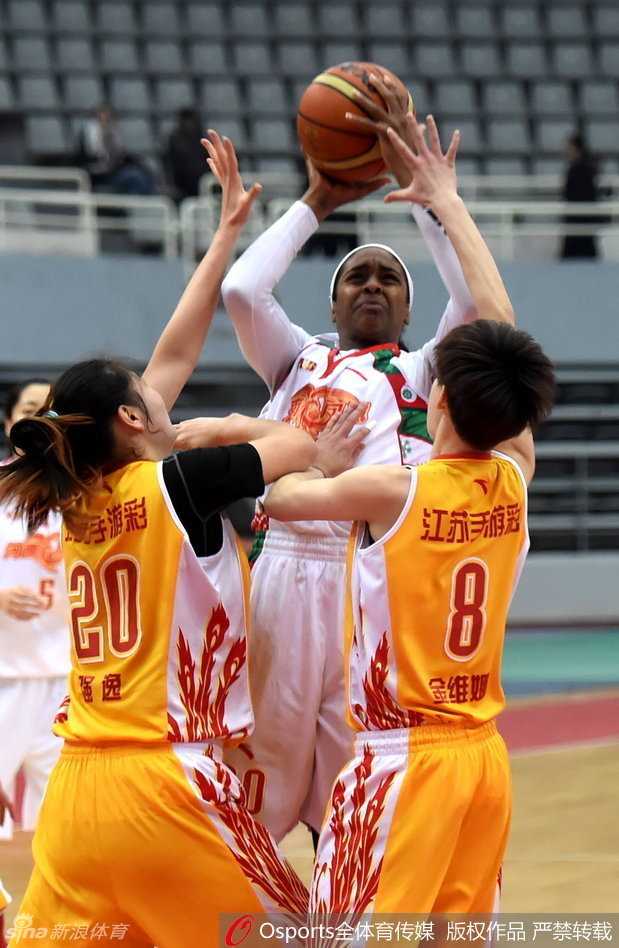 女篮烽火照边城 叶琳娜血战不退写传奇 眼神如炬的仙扬·帕克在内线强硬卡位,面对上海队多人包夹,她高高跃起,将篮板球稳稳揽入怀中,为河南队的反击吹响号角。