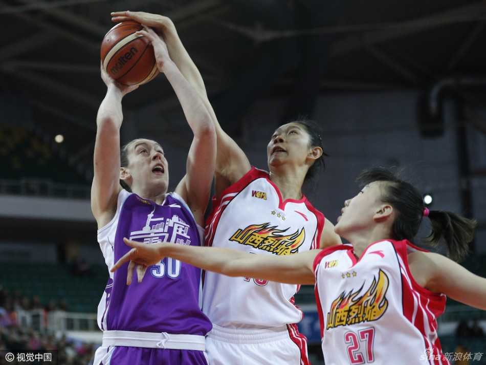女篮烽火起龙城:山西烈焰竹叶青与上海宝山大华的宿命对决 山西队外援在失去平衡的情况下,依然艰难地将球传给空位的队友,团队篮球的精神在这一刻闪耀光芒。
