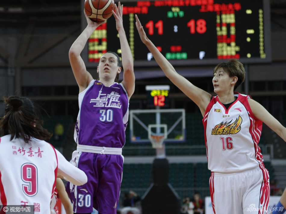 女篮烽火起龙城:山西烈焰竹叶青与上海宝山大华的宿命对决 终场哨响,获胜的山西队员紧紧拥抱在一起,汗水与泪水交织,定格了这属于团队荣耀的最美画面。