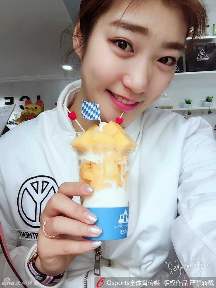 即便是简单的日常自拍，李梦也能拍出明信片般的质感，背景虚化中，隐约能看到她与爱犬互动时的温柔神情