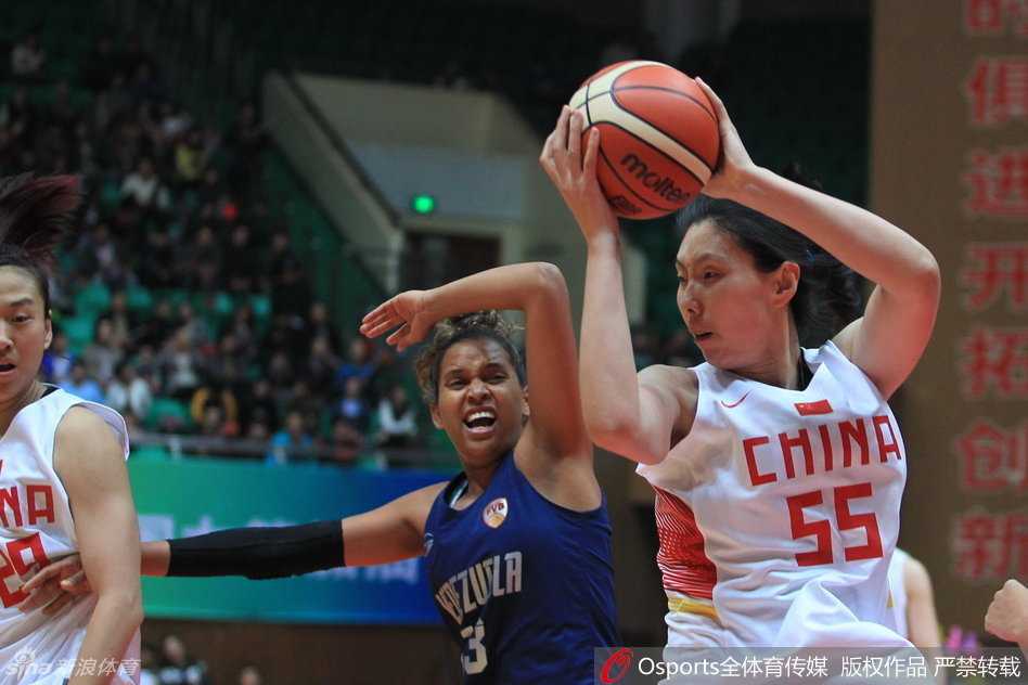 全场比赛结束，女篮姑娘们肩并肩站在场地中央，向支持她们的观众鞠躬致意，脸上带着欣慰的微笑，享受着这荣耀的一刻。