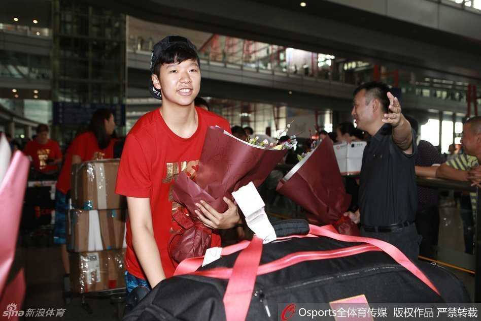 吴迪、高颂等国手并肩而行，她们代表着中国女篮的年轻力量，即将在里约的赛场上刮起青春风暴。