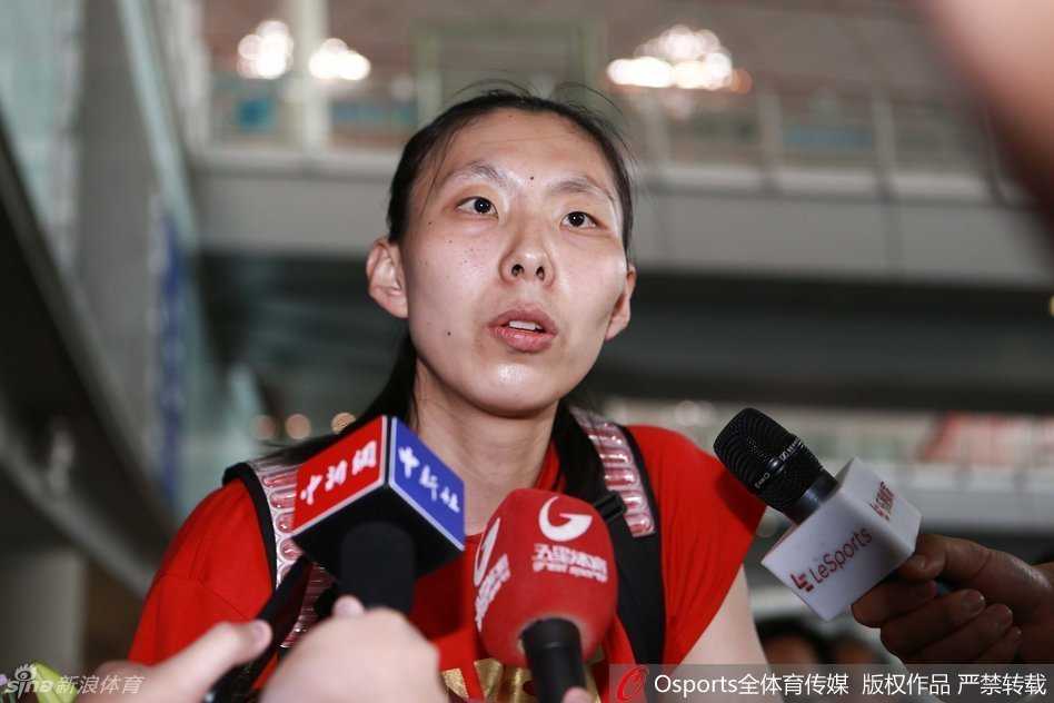 锋线尖刀孙梦昕走出通道，面带微笑，她在落选赛中的出色发挥为中国队提供了强大的外围火力支援。