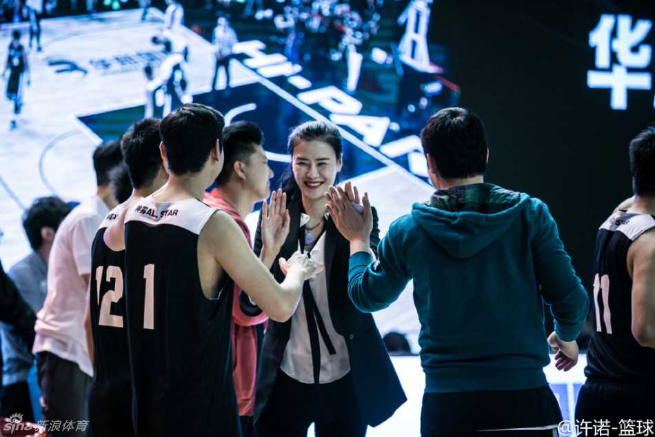 女篮颜值担当许诺的跨界人生:从国家队中锋到综艺女神 许诺身穿时尚便装参加综艺节目录制,与男篮球员孟达、买尔丹同台互动,笑容明媚自信