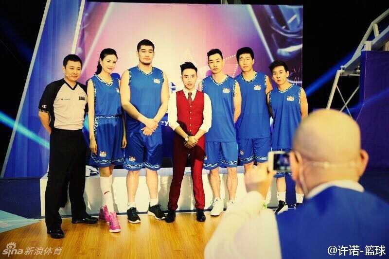 女篮颜值担当许诺的跨界人生:从国家队中锋到综艺女神 许诺与前男篮队长陈磊合影留念,两人并肩站立面带微笑,展现出运动员之间深厚的战友情谊