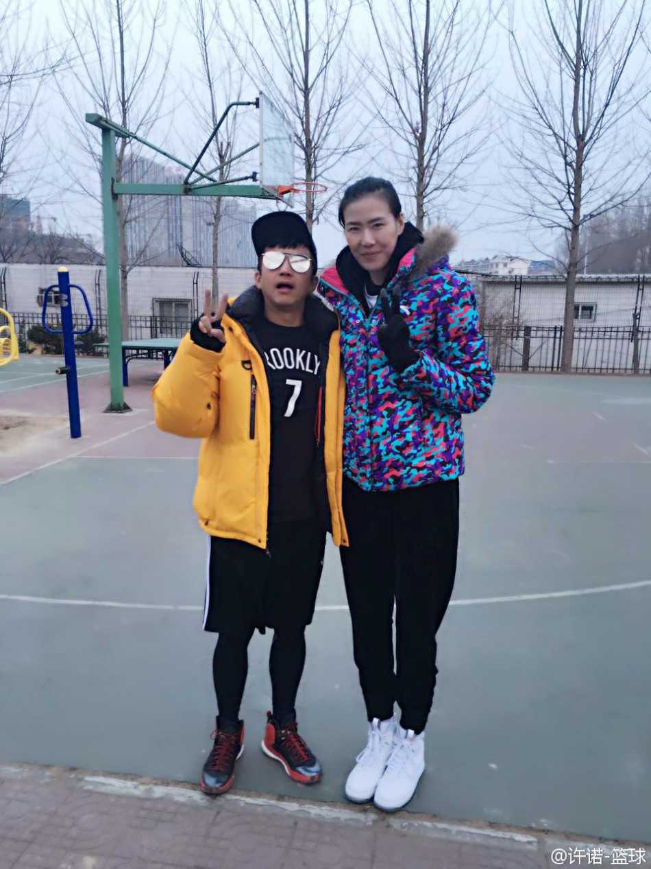 女篮颜值担当许诺约战邓超俞白眉 球场秒变粉丝见面会 女篮前国手许诺笑靥如花,在球场边与搞怪十足的邓超并肩而立,两人对着镜头开心比起“二”的手势,画面充满了青春与活力。