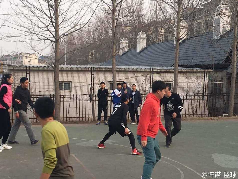 女篮颜值担当许诺约战邓超俞白眉 球场秒变粉丝见面会 前女篮国手许诺在球场上对镜自拍,高挑的身材和出众的气质让她在人群中格外亮眼,无愧于“女篮颜值标杆”的称号。