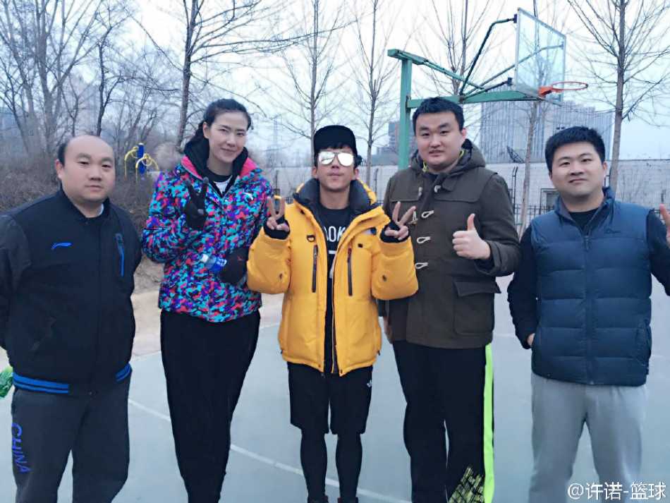 女篮颜值担当许诺约战邓超俞白眉 球场秒变粉丝见面会 邓超在一次进攻中高高跃起,空中姿态舒展飘逸,完成了一次标准的中距离跳投,仿佛这一刻他就是球场上的超级巨星。