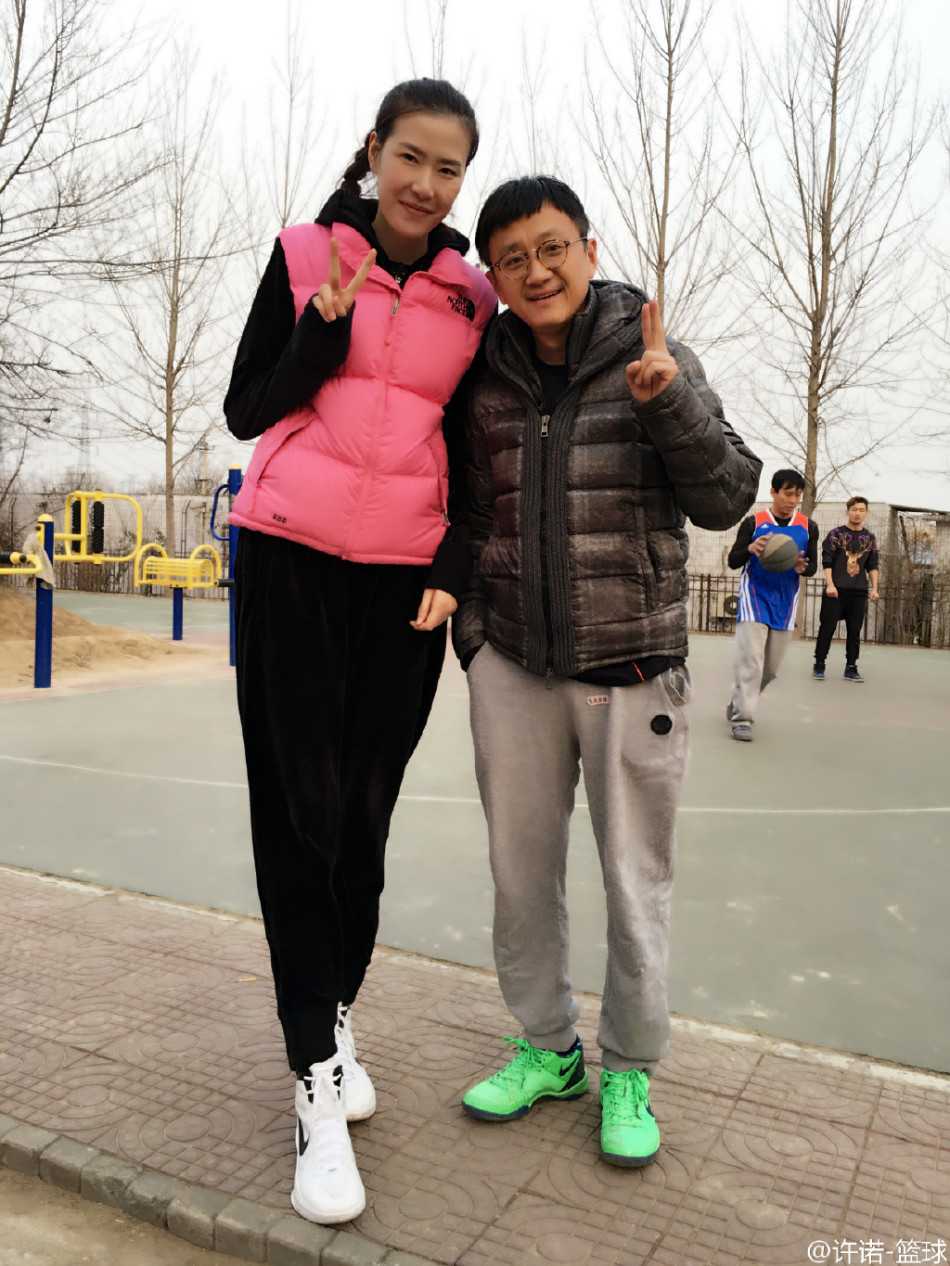 女篮颜值担当许诺约战邓超俞白眉 球场秒变粉丝见面会 球场之上,邓超正全神贯注地滑步防守,他紧盯面前的持球人,扎实的防守步伐显示出他平日里对篮球的热爱与基本功。