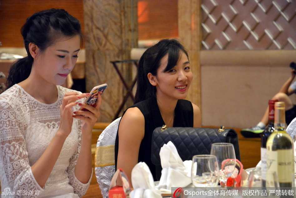 活动尾声赵爽与许诺一起向观众挥手，笑容温暖画面养眼