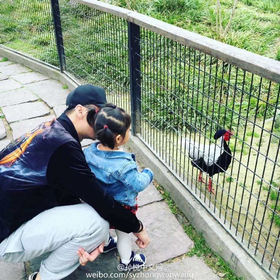 泳池里水花四溅，小月亮坐在色彩鲜艳的卡通泳圈上，孙悦则化身人肉助推器，一边拖着泳圈前行，一边低头温柔地亲吻女儿柔软的发顶，画面里流淌着无尽的温情。