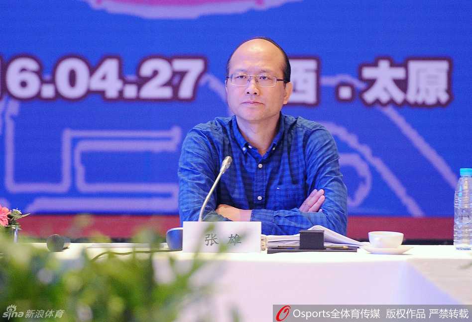 因为身形太过高大，姚明在电梯门口犹豫了一下，选择不上这部拥挤的电梯，他微笑着摆手示意，让其他人先行。