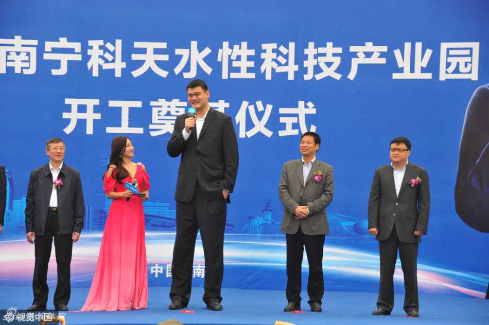 奠基仪式结束后，姚明面带微笑，耐心地为身旁热情的粉丝签名留念，举手投足间尽显亲和力。