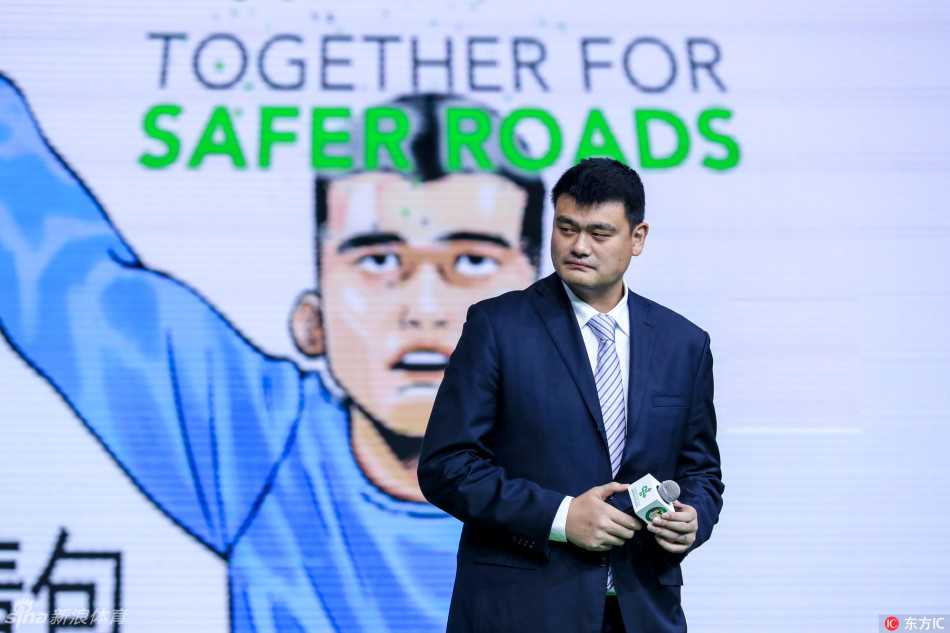 姚明表情包助力交通安全日,呆萌老司机喊你莫要乱占道 姚明身着西装,表情严肃地伸手点赞,倡导大家为文明出行的好司机点个赞