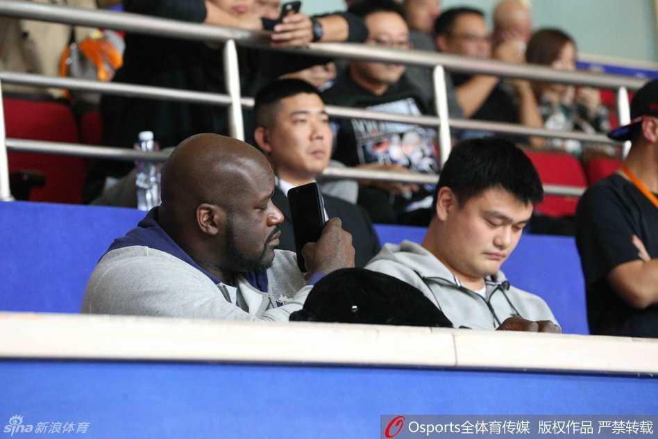 姚明在场边神情专注地观看着比赛，或许是在为球队的某个回合感到惋惜，他眉头微蹙，一副‘好严肃’的老板模样，完全沉浸在了激烈的战局之中。