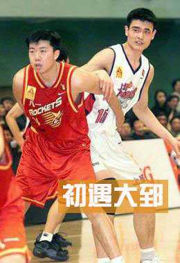 姚明在国家队比赛中凶狠防守，面对对手的上篮高高跃起，用遮天蔽日的大帽捍卫禁区，汗水在空中划出弧线