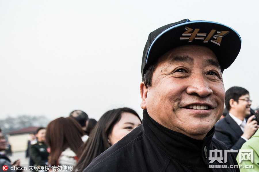 姜昆两会行:头顶冠军荣耀,心怀国学未来 面对簇拥的话筒与录音笔,姜昆身体微微前倾专注倾听记者提问,神情平和亲切,那顶醒目的北京冠军帽在镜头中成为最独特的背景。