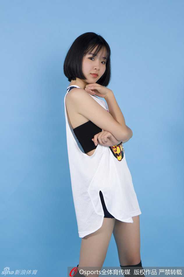 自信的篮球宝贝手举广东宏远球衣，对着镜头竖起大拇指，她用这种最简单直接的方式，表达着对主队坚定不移的支持和赞美。