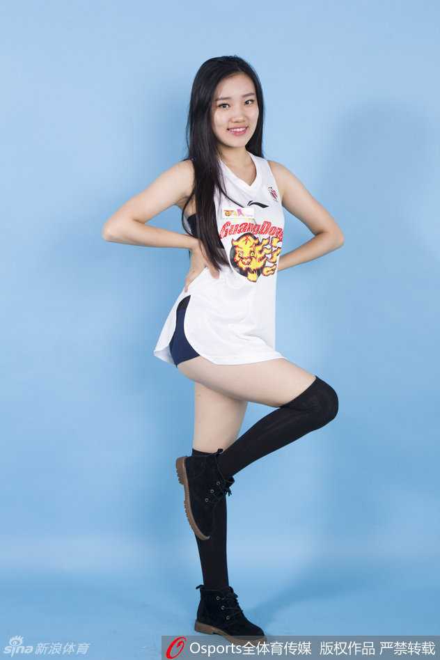 镜头前的篮球宝贝身姿曼妙，一个不经意的回眸或搔首弄姿的动作，都散发着性感的魅力，但她手中始终紧握的宏远元素提醒着我们她球迷的身份。