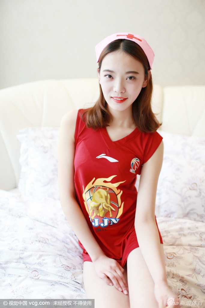 护士宝贝在球场看台舒展身姿，美腿吸睛却不失端庄，头顶的护士帽象征纯洁，为球队送上最纯净的祝福。