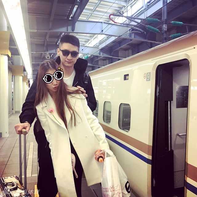 孙悦一家的温馨假期时光 镜头拉近,孙悦温柔地抱着女儿,两人脸颊轻贴,享受着只属于父女二人的宁静与亲密,仿佛整个世界都安静了下来。