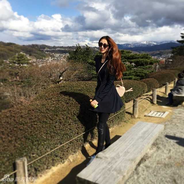 孙悦一家的温馨假期时光 镜头聚焦在某个有趣的细节上,或许是一个独特的装饰,或是女儿天真无邪的一个瞬间,引出了“这是什么造型”的趣味疑问。