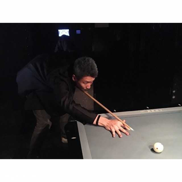 孙悦一家的温馨假期时光 碧蓝的泳池边,孙悦低头深情亲吻女儿肉嘟嘟的小脸,小月亮则乖乖地坐在爸爸臂弯里,画面充满了温柔的父爱光辉。