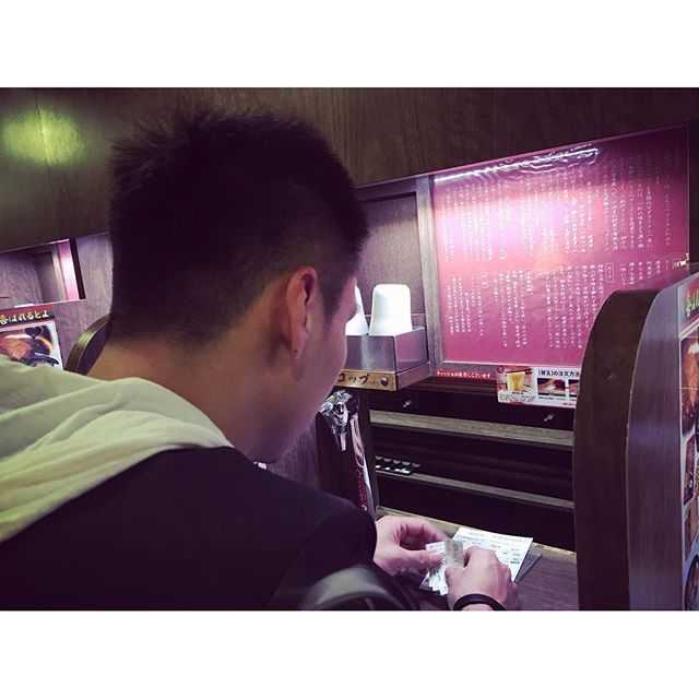 孙悦一家的温馨假期时光 在地铁车厢内,孙悦略显困意地坐在座位上,妻子陈露则兴致勃勃地举起手机自拍,将家人的日常随性一刻记录下来。