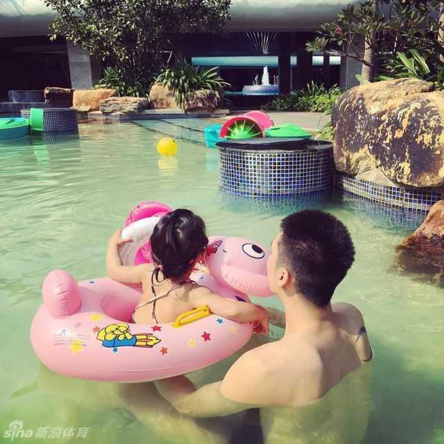孙悦一家的温馨假期时光 搞怪的孙悦把脸藏在女儿的小泳圈里,只露出搞怪表情,化身守护小月亮的有趣“劫匪”爸爸。