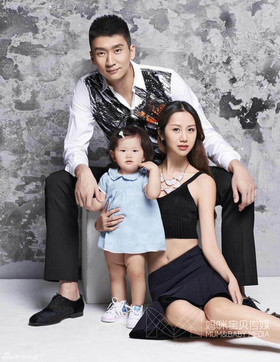 镜头捕捉到一家三口的温馨互动，小月亮坐在爸爸妈妈中间，好奇地摆弄着妈妈的衣角，陈露低头轻语，孙悦则一脸宠溺地看着这生命中最重要的两个人。