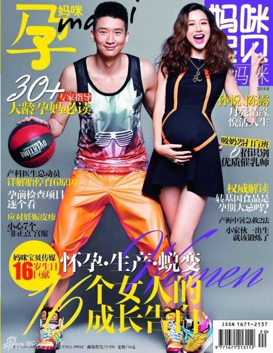 写真拍摄的幕后花絮，孙悦一家三口在休息间隙嬉戏打闹，毫无保留地展现出生活中最真实、最放松的一面，幸福就是这么简单。