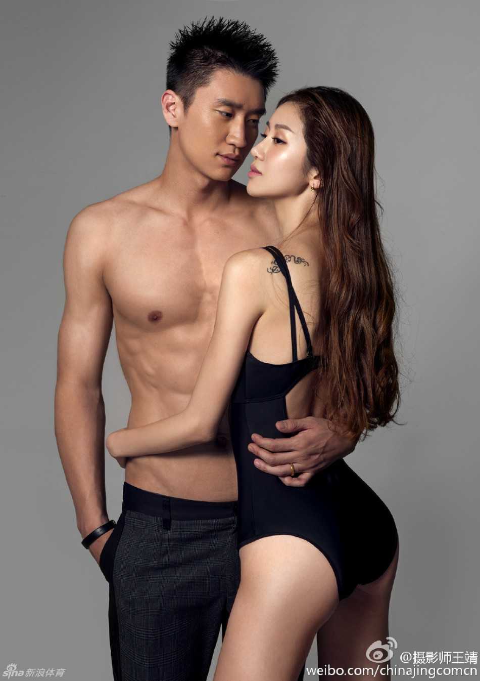 孙悦与陈露甜蜜相依，他身着深色礼服尽显绅士风度，她则一袭简约白裙优雅大方，两人相视而笑的瞬间，空气中仿佛都弥漫着幸福的味道。