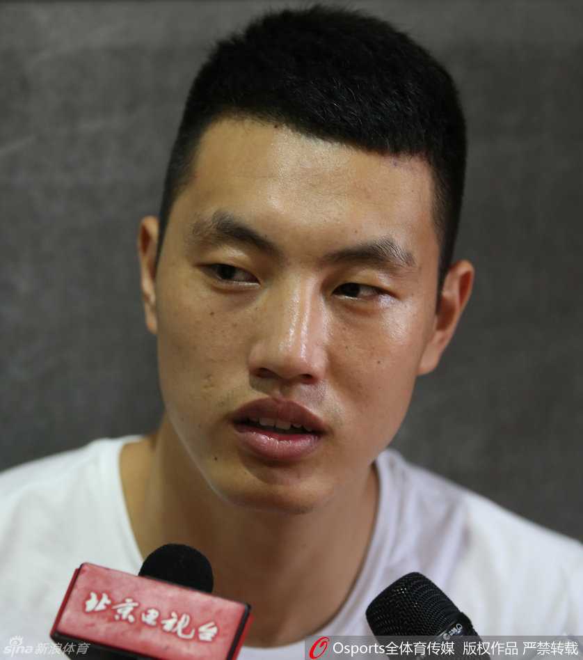 孙悦体测化身“脱缰野马”,北京男篮成都备战欢乐多 孙悦在测试间隙赤裸上身,肌肉线条在阳光下显得格外分明,胸肌和麒麟臂的完美轮廓展现了他整个夏天的苦练成果。