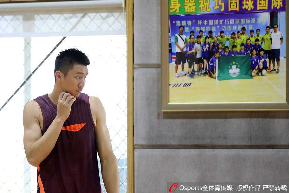 孙悦体测化身“脱缰野马”,北京男篮成都备战欢乐多 北京男篮全队在体测场地集结,孙悦、张庆鹏、翟晓川等人站成一排,展现出团结向上的精神风貌。