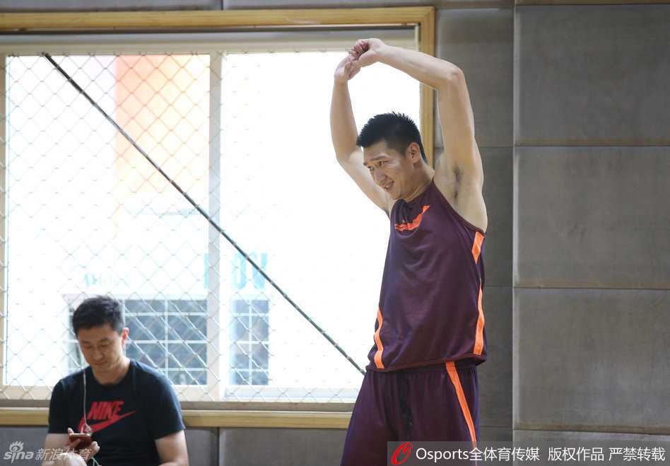 孙悦体测化身“脱缰野马”,北京男篮成都备战欢乐多 测试场边,翟晓川神情专注地看着正在进行折返跑的队友,作为国手的他虽然免测,但依然全程陪同为球队加油。
