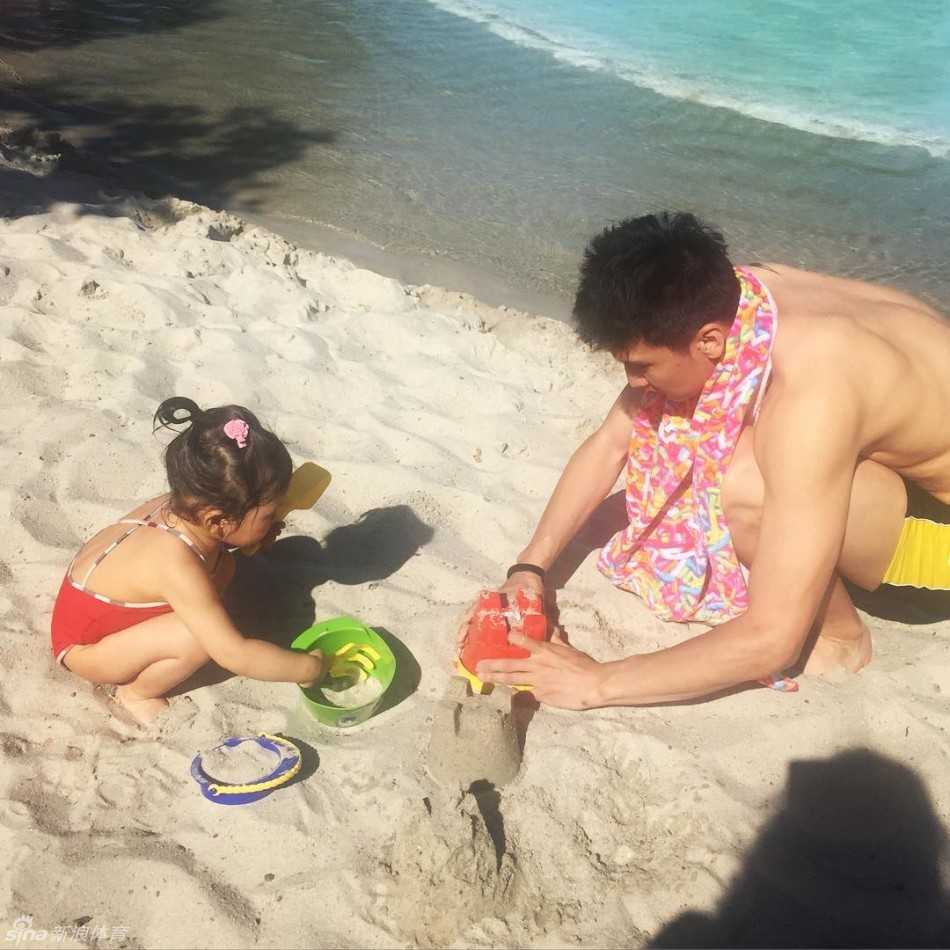 孙悦妻女赴美陪训记:金门桥下的欢笑与球场边的温情 陈露在旅途中俏皮地对着镜头比出剪刀手,身后的美景映衬着她如同少女般灿烂的笑容,心情和天气一样晴朗。