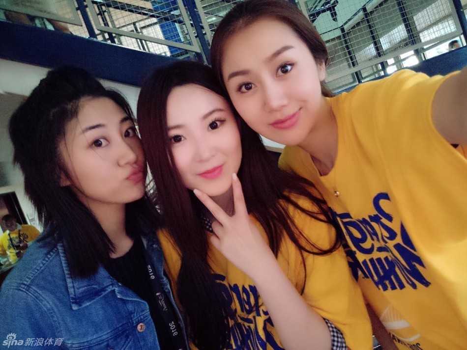 孙悦妻女赴美陪训记:金门桥下的欢笑与球场边的温情 可爱的“小月亮”仿佛化身童话里的小仙子,正“牵起小象去兜风”,稚嫩的脸庞上写满了认真与好奇,萌态十足。