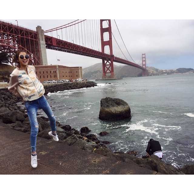 孙悦妻女赴美陪训记:金门桥下的欢笑与球场边的温情 陈露和王仕鹏的妻子李跑一起现身NBA总决赛现场,闺蜜二人对着镜头开心自拍,记录下这激动人心的“看球路上”的每一刻。