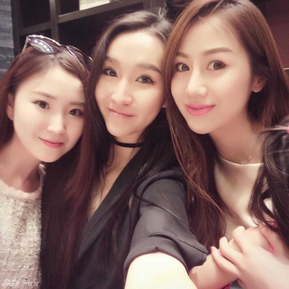 孙悦妻女赴美陪训记:金门桥下的欢笑与球场边的温情 在绿意盎然的“山间嬉戏”时,陈露温柔地牵起女儿“小月亮”的手,母女俩的身影与自然融为一体,充满了生机与活力。