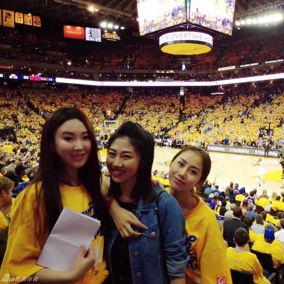 孙悦妻女赴美陪训记:金门桥下的欢笑与球场边的温情 母亲陈露的镜头下,女儿“小月亮”正在尝试自己穿鞋,小小的背影透着一股独立的倔强劲儿,记录着孩子成长的每一步。