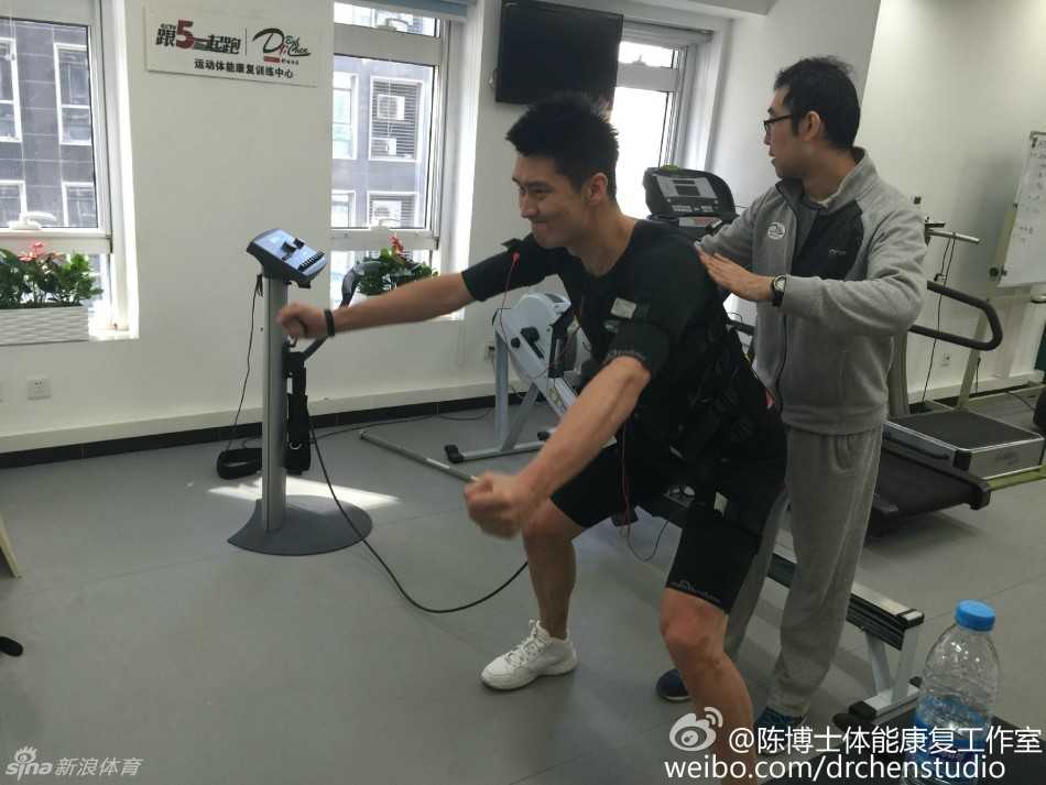 孙悦康复特训咬牙苦撑,苏伟相伴挥洒汗水期待重返赛场 孙悦和苏伟在训练间隙凑在一起,盯着屏幕上的NBA直播,两人脸上露出了难得的轻松笑容,紧绷的神经在这一刻得到了短暂的舒缓。