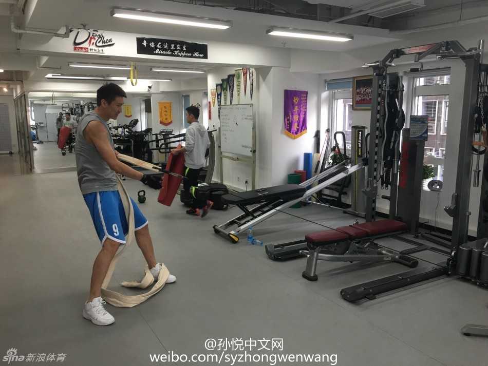 孙悦康复特训咬牙苦撑,苏伟相伴挥洒汗水期待重返赛场 孙悦身上连接着复杂的电刺激康复仪器,尽管电流带来的刺痛让他的表情略显凝重,但他的眼神依旧坚定地望向前方,仿佛在凝视着赛场的方向。