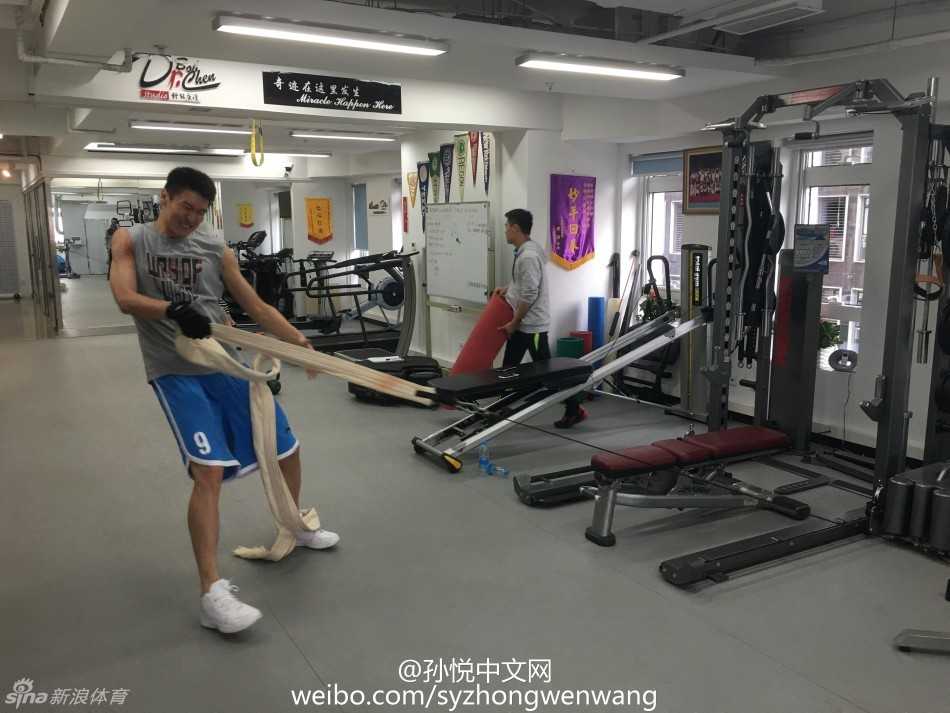 孙悦康复特训咬牙苦撑,苏伟相伴挥洒汗水期待重返赛场 训练师正在仔细查看孙悦腿部肌肉的发力情况,孙悦紧咬牙关,额头渗出细密的汗珠,每一下抬腿都充满了力量感与挣扎,仿佛在与地心引力进行无声的抗争。