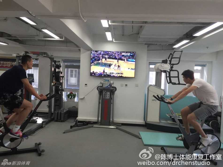 孙悦康复特训咬牙苦撑,苏伟相伴挥洒汗水期待重返赛场 训练师的手轻轻触碰着孙悦的腿部,仔细感受肌肉的收缩频率,孙悦则全神贯注地完成着规定的动作,身体上连接的线路随着他的动作轻微晃动,仿佛是连接着他与赛场梦想的生命线。