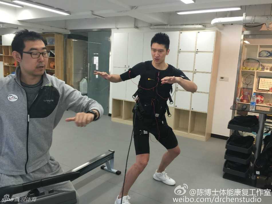 孙悦康复特训咬牙苦撑,苏伟相伴挥洒汗水期待重返赛场 训练接近尾声,孙悦独自坐在训练台上,身上依然连接着仪器,他双手撑在身后,稍作休息,眼神中既有疲惫也透露着一股不服输的韧劲。