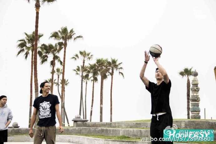 面对当地街球手的防守，孙悦露出了标志性的腼腆笑容，这种以球会友的快乐感染了现场的每一个人，篮球在这一刻成为了共通的语言。