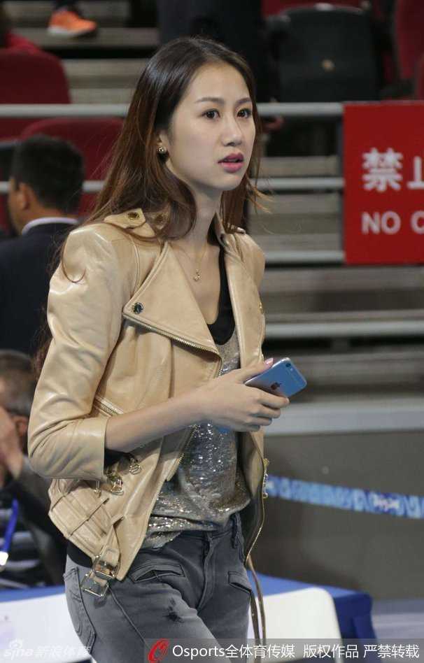 孙悦爱妻陈露五棵松柔情助阵,卫冕冠军首战惜败新疆 孙悦在场上运球推进,看台上的陈露目光如炬紧紧追随,仿佛在用眼神传递着无声的力量,期盼他能找回“孙大圣”的神勇状态。