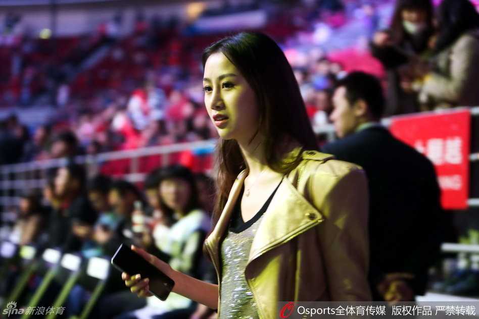 孙悦爱妻陈露五棵松柔情助阵,卫冕冠军首战惜败新疆 身着简约便装的陈露静静坐在五棵松看台,眉眼间满是对夫君孙悦的关切,那专注的神情仿佛能穿透球场的喧嚣。