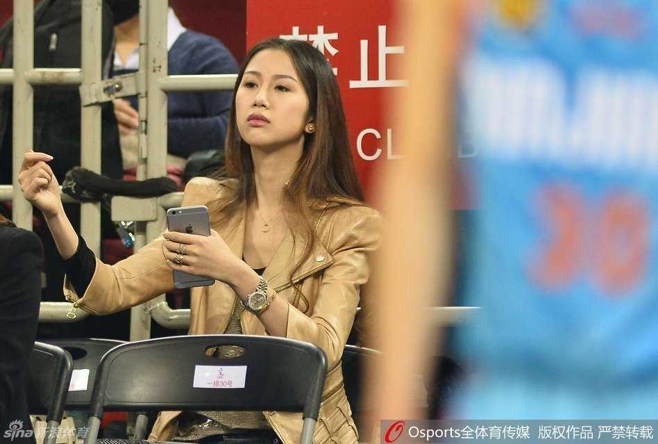 孙悦爱妻陈露五棵松柔情助阵,卫冕冠军首战惜败新疆 比赛中场休息时,陈露倚靠在看台座椅上,简约的穿搭难掩出众气质,她就像球场边一道流动的风景线,引人注目。